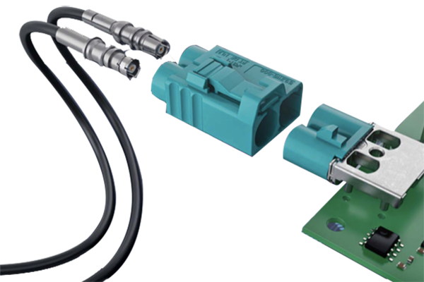 汽車(chē)射頻線(xiàn)束是指用于傳輸無(wú)線(xiàn)電信號(hào)的電線(xiàn)束，通常位于汽車(chē)內(nèi)部。它通常由多根電線(xiàn)組成，包括信號(hào)線(xiàn)、電源線(xiàn)和地線(xiàn)等。這些電線(xiàn)通過(guò)一定的結(jié)構(gòu)形式將它們組織在一起，以便更好地傳輸信號(hào)和減少干擾。